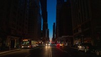 Warga Manhattan pun dilaporkan menghadapi pemadaman ini dengan tenang. Pemadaman ini terjadi 42 tahun sejak pemadaman besar tahun 1970-an yang memicu penjarahan dan kerusuhan di kota terpadat di Amerika Serikat. Menjelang tengah malam, listrik akhirnya menyala. Dilansir Reuters, sorak sorai pun menggema saat listrik kembali dipulihkan sekitar pukul 22.00 waktu setempat. Istimewa/David Dee Dalgado/Getty Images.