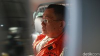 Simon Susilo memasuki mobil yang akan membawanya ke tahanan.