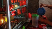Seperti halnya pedagang di daerah Pasar Baru, Jakarta. Lilin dinyalakan karena warung makan tersebut terkena imbas pemadaman listrik bergilir dari PLN.