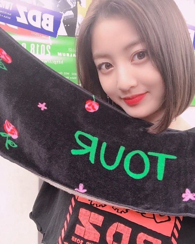 Park Jihyo punya penampilan menawan yang membuat pria dan wanita terpukau. Di akun Instagram resmi TWICE, idol ini sering membagikan selfie cantik kepada penggemar. Foto: Instagram @twicetagram
