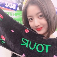 Park Jihyo punya penampilan menawan yang membuat pria dan wanita terpukau. Di akun Instagram resmi TWICE, idol ini sering membagikan selfie cantik kepada penggemar. Foto: Instagram @twicetagram