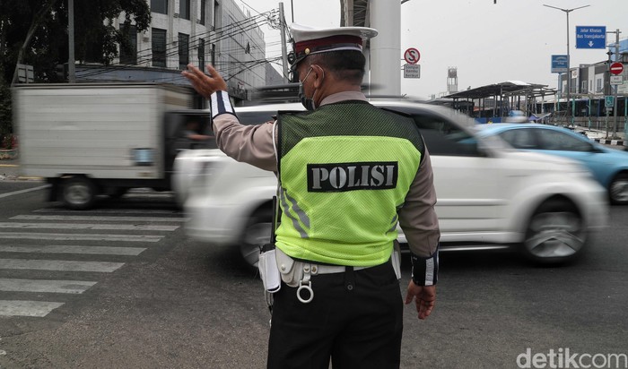 Traffic light atau lampu merah di Perempatan Velodrome, Rawamangun, tidak menyalan akibat pemadaman listrik. Polisi dan Dishub pun sibuk mengatur lalu lintas.