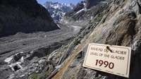 Mont Blanc kini mulai berbeda. Adanya pemanasan global membuat puncak Alpen ini tak bersalju. (AFP Photo/Marco Betorello)