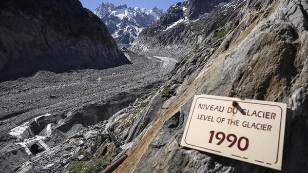 Jalur pendakian pegunungan Alpen juga tidak lagi tertutupi salju. Tiga rute pegunungan Alpen telah hilang dan ada 26 rute yang dikhawatirkan ikut menghilang. (AFP Photo/Marco Betorello)