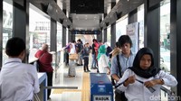 Penumpang menunggu bus TransJakarta di Halte Pemuda Rawamangun, Jakarta Timur.