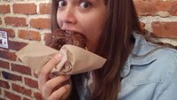 Kala di New York City, Valentina tak lewatkan ngemil donat. Wah, donat cokelatnya kelihatan enak ya? Foto: Instagram valentts