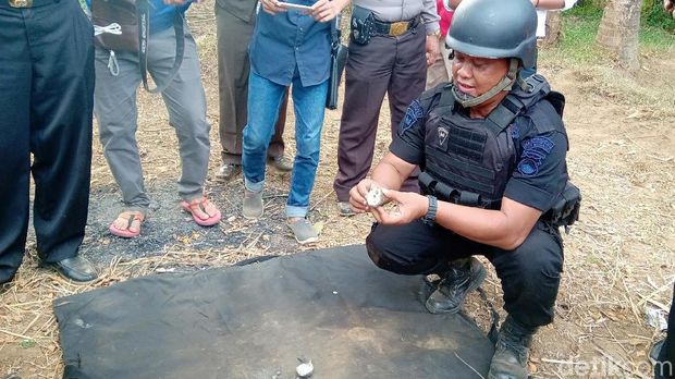 Tim Gegana Polda Jateng ledakkan gegana aktif yang ditemukan warga di Purworejo.