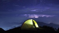 Gunung Prau di Dieng menawarkan keindahan tersendiri saat malam tiba. Saat gelap, saatnya taburan bintang-bintang bercahaya dan memberikan sinarnya untuk dinikmati traveler. (Julius Bernhard/dTraveler)