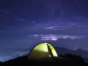 5 Tempat yang Indah di Indonesia Saat Gelap