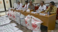 Para tersangka memanfaatkan selisih harga antara gula rafinasi untuk industri dan harga gula kristal putih untuk konsumen yang kini cukup tinggi perbedaannya.