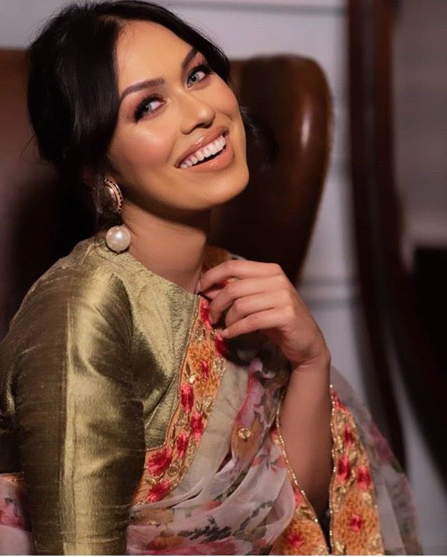 Bhasa Mukherjee jadi pemenang Miss England 2019. Ia merupakan dokter muda keturunan India. Foto: Dok. Instagram @bhasha05