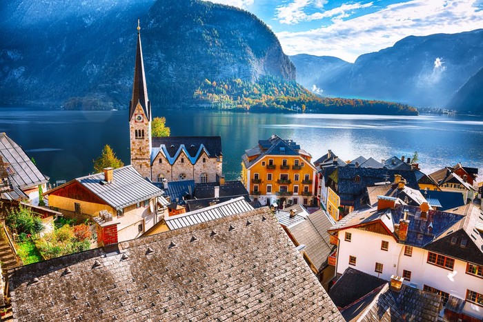 Desa Hallstatt, Austria Ferry boat by the lakeside village of Hallstatt, Austria.