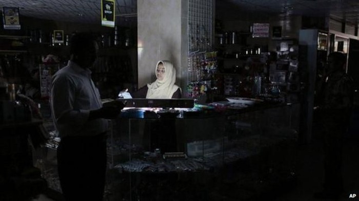 Pemadaman listrik massal yang terjadi di Jakarta dan Jawa Barat gegerkan masyarakat. Selain Jakarta, beberapa kota dan negara ini juga pernah alami hal serupa.