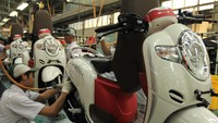 Model terbaru Honda Scoopy ini akan menemani Scoopy yang telah dipasarkan sebelumnya, yaitu Stylish Matte Red, Stylish White, Stylish Matte Brown dan Stylish Black. Desain stripe pada varian Stylish ini tetap mempertahankan konsep minimalis elegan yang berkelas. Foto: Dok. Astra Honda Motor