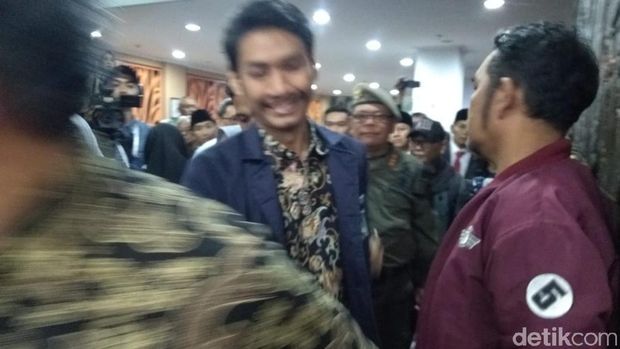 Penyusup Bentangkan Spanduk 'Kematian Aspirasi' di Pelantikan DPRD Bandung