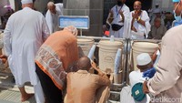 Jemaah haji meminum air zam-zam.