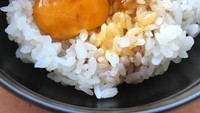 Tamago kake gohan khas Jepang, telur mentak diaduk dengan nasi panas plus kecap rasanya gurih enak. Foto : Instagram @irinasarri