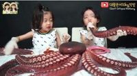 Akun Ini Dikecam Netizen, Usai Unggah Video Anak Kecil Makan Gurita Raksasa