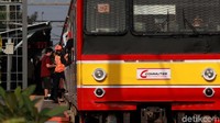 Penumpang naik ke Commuter Line.