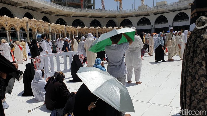 Suhu udara di kota Mekah begitu terik menjelang puncak haji. Tak pelak, jemaah haji pun harus bersiap diri melawan terpaan suhu di atas 40 derajat celcius ini.