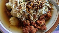 Tahu dan lento yang krenyes gurih makin enak direndam kuah daging. Apalagi jika dikucuri sambal petis yang pedas manis. Dahsyat! Foto : Instagram @menagatbali