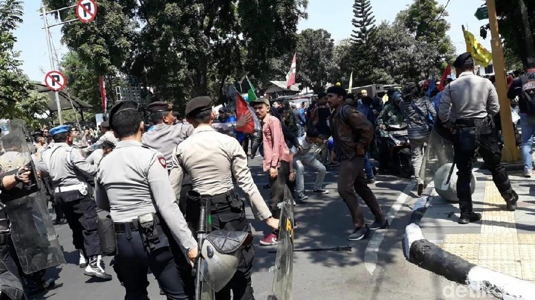 Ricuh Saat Pelantikan DPRD Bandung, 1 Mahasiswa Luka di Kepala Ricuh Saat Pelantikan DPRD Bandung, 1 Mahasiswa Luka di Kepala