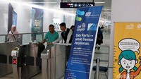 Sejumlah warga kembali beraktivitas menggunakan layanan Moda Raya Terpadu (MRT) di Stasiun MRT Bundaran HI, Jakarta, Senin (5/8/2019).