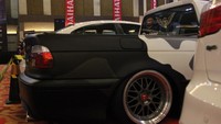 Namun ubahan lain tidak hanyaa itu, dari fender, bumper, kap mesin, bahkan spion juga sudah dicat dengan teknik airbrush motif army.