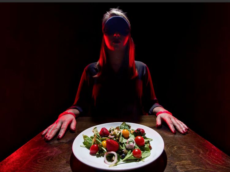 Bukan Mati Listrik, Restoran Ini Memang Tawarkan Sensasi Makan dalam Kegelapan