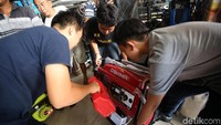 Warga membeli genset di Pasar Proyek, Kota Bekasi, Jawa Barat, Senin (5/8/2019).