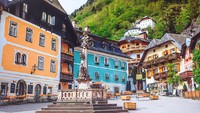 Karena saking indahnya, di China pun terdapat replika Hallstatt. Tak hanya rumah saja, mereka sampai mereplika gereja dan hal utama desa ini. Jadi jangan heran kalau Desa Hallstatt sangat ramai dikunjungi turis China.