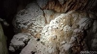 Gua Gilap memiliki batu kapur dengan ornamen teratai dan ornamen jamur. Ornamen pada batu kapur itu terbentuk karena pengaruh suhu dan kondisi di dalam gua selama beratus-ratus tahun. (Pradito/detikcom)