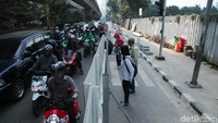 Kemacetan terlihat di Jalan Satrio, Kuningan, Jakarta Selatan. Kemacetan itu terjadi karena adanya pengerjaan pelebaran trotoar di kawasan tersebut.