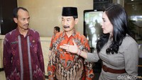 Bupati Solok Selatan Musni Zakaria tampak ditemani anggota Komisi VIII DPR F-PDIP, Rieke Diah Pitaloka.