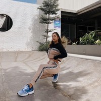 Pose jongkok cantik dilakukan dengan cara squatting, yakni jongkok di mana bokong dan paha bertumpu pada salah satu kaki, sementara kaki lainnya menekuk membentuk sudut 45 sampai 90 derajat. Seperti yang dilakukan Jennifer Bachdim ini. Foto: Instagram