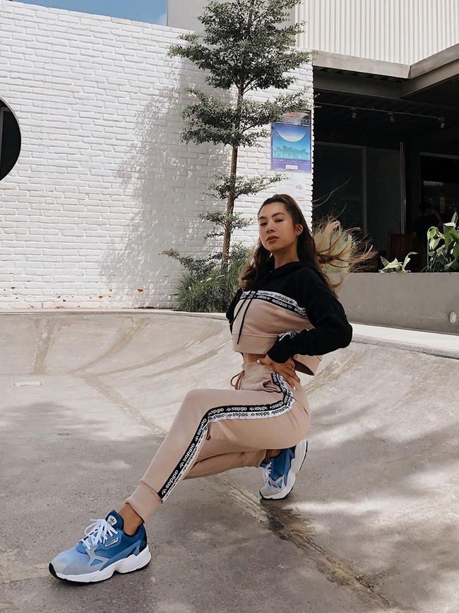 Pose jongkok cantik dilakukan dengan cara squatting, yakni jongkok di mana bokong dan paha bertumpu pada salah satu kaki, sementara kaki lainnya menekuk membentuk sudut 45 sampai 90 derajat. Seperti yang dilakukan Jennifer Bachdim ini. Foto: Instagram