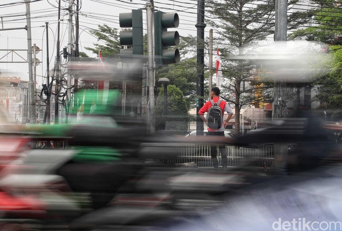 Traffic light atau lampu merah di Jakarta masih mati imbas pemadaman listrik. Seperti di Perempatan Velodrome, Rawamangun yang membuat lalu lintas semrawut.