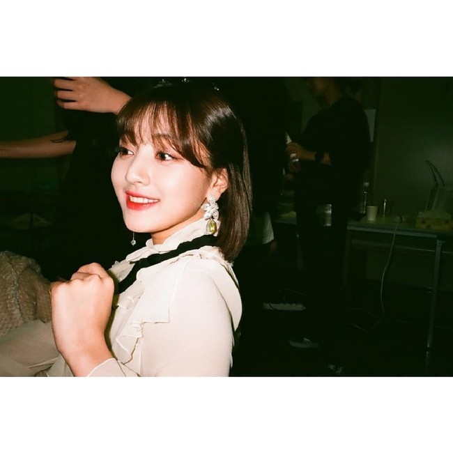 Park Ji Hyo tergabung dalam grup KPop TWICE yang beranggotakan sembilan orang wanita. Penyanyi 22 tahun tersebut debut melalui kompetisi SIXTEEN pada 2015. Jihyo adalah salah satu idol dengan masa training terlama yakni 10 tahun. Foto: Instagram @twicetagram