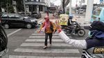 Sibuknya Petugas Mengatur Lalin Saat Traffic Light Padam