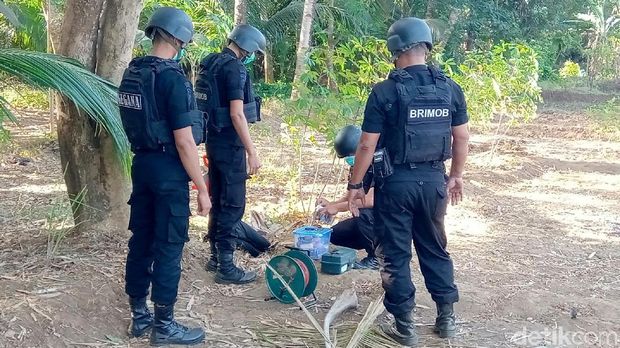 Tim Gegana Polda Jateng ledakkan gegana aktif yang ditemukan warga di Purworejo.