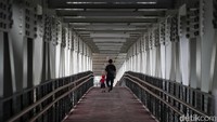 Warga pun mulai kembali mendatangi Stasiun Velodrome, Rawamangun, untuk beraktivitas menggunakan LRT Jakarta.