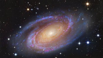 Berada di konstelasi Ursa Major, sekitar 12 juta tahun cahaya dari Bumi, galaksi bernama M81 ini dikenal sebagai salah satu yang paling terang di langit Bumi. Foto: NASA