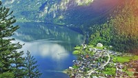 Pegunungan hijau yang berjajar begitu indah, danau berair jernih, jalanan kecil, bangunan-bangunan tua berwarna-warni dan suasana tenang, itulah sebagian kecil deskripsi dari Hallstatt, salah satu Warisan Dunia yang diakui UNESCO. (iStock)
