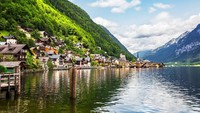 Turis bisa berjalan di pinggir danau yang langsung berhadapan dengan pemukiman warga. Jika kamu mau, bisa juga menyewa perahu, berenang dan memancing di danau. Percayalah, pemandangan di sini tak akan terlupakan!