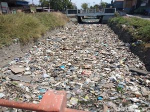 Jorok! Sungai di Sidoarjo Ini Dipenuhi Sampah Sepanjang 350 Meter