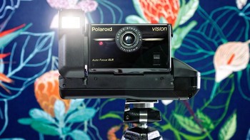 Adalah Jürgen Novotny, fotografer ini memotret kamera klasih dengan latar belakang yang menarik. Ini  adalah Polaroid Vison. Foto: Jürgen Novotny