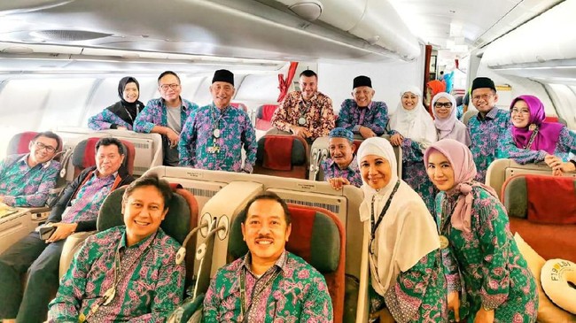 Tak Dampingi Jokowi ke PLN, Rini Naik Haji