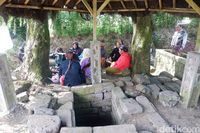 Di Sendang Suci Ini, Rambut Anak Gembel Dieng Dijamas