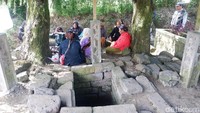 Bagi yang percaya, air dari Sendang Sedayu dan Sendang Maerokoco ini bisa membuat awet muda. Cukup dengan membasuh muka dengan menggunakan air dari 2 sendang ini. (Uje Hartono/detikcom)