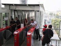 Setahun Digratiskan Anies, Naik LRT Jakarta Mulai Berbayar Bulan Depan